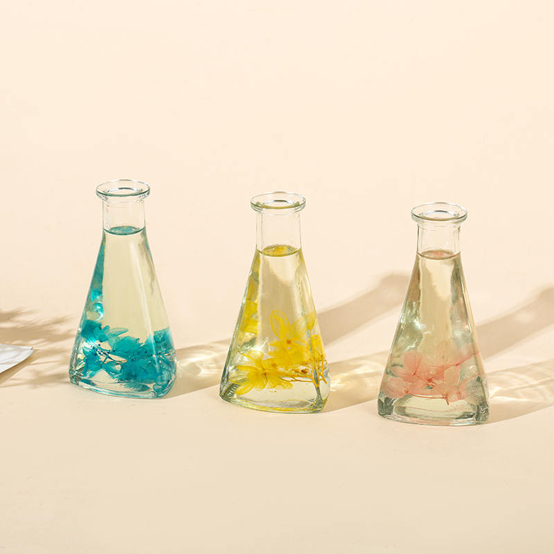 Buidéal triantánach bláthanna triomaithe fíniúna gan aon difuser giolcach faoi dhíon dóiteáin