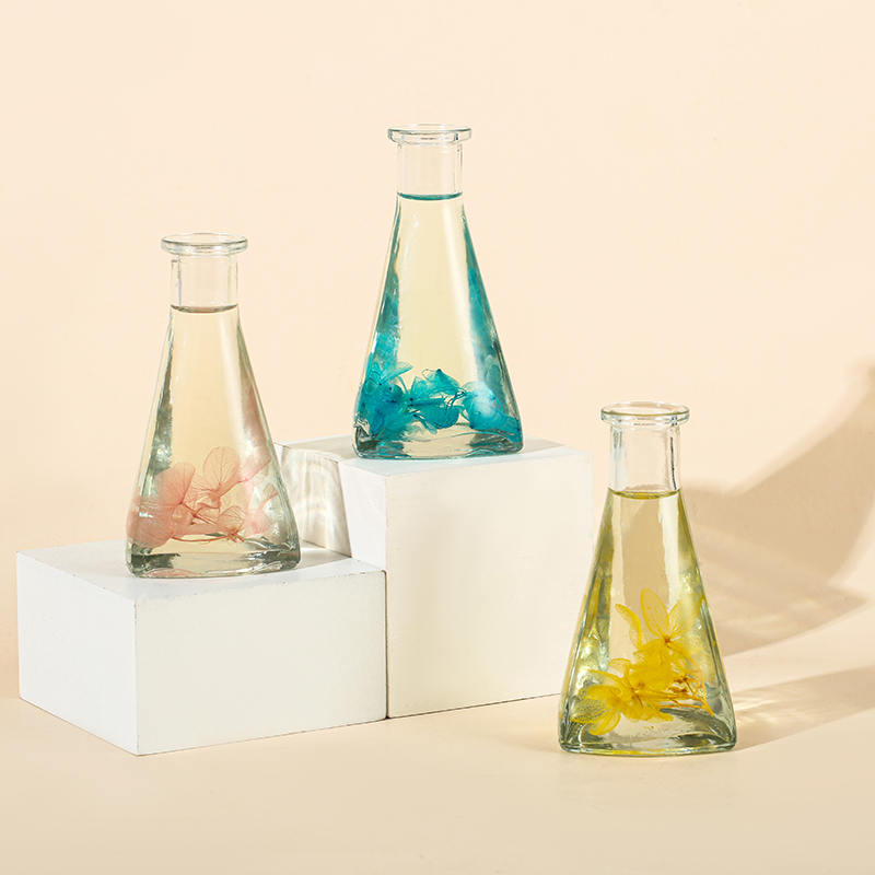 Buidéal triantánach bláthanna triomaithe fíniúna gan aon difuser giolcach cumhartheiripe faoi dhíon dóiteáin