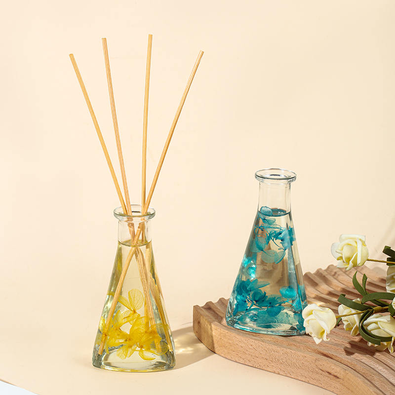 Buidéal triantánach bláthanna triomaithe fíniúna gan aon difuser giolcach cumhartheiripe faoi dhíon dóiteáin