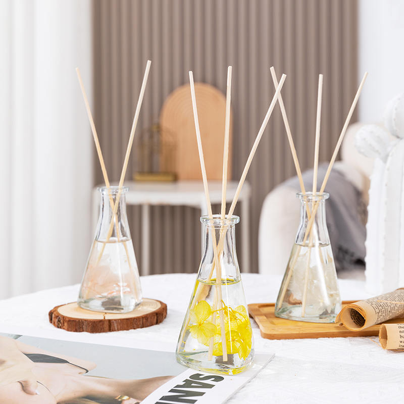 Buidéal triantánach bláthanna triomaithe fíniúna gan aon difuser giolcach cumhartheiripe faoi dhíon dóiteáin