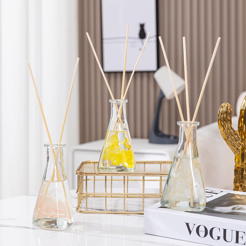 Buidéal triantánach bláthanna triomaithe fíniúna gan aon difuser giolcach cumhartheiripe faoi dhíon dóiteáin