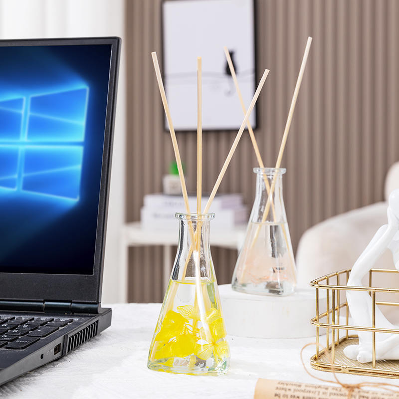 Buidéal triantánach bláthanna triomaithe fíniúna gan aon difuser giolcach cumhartheiripe faoi dhíon dóiteáin