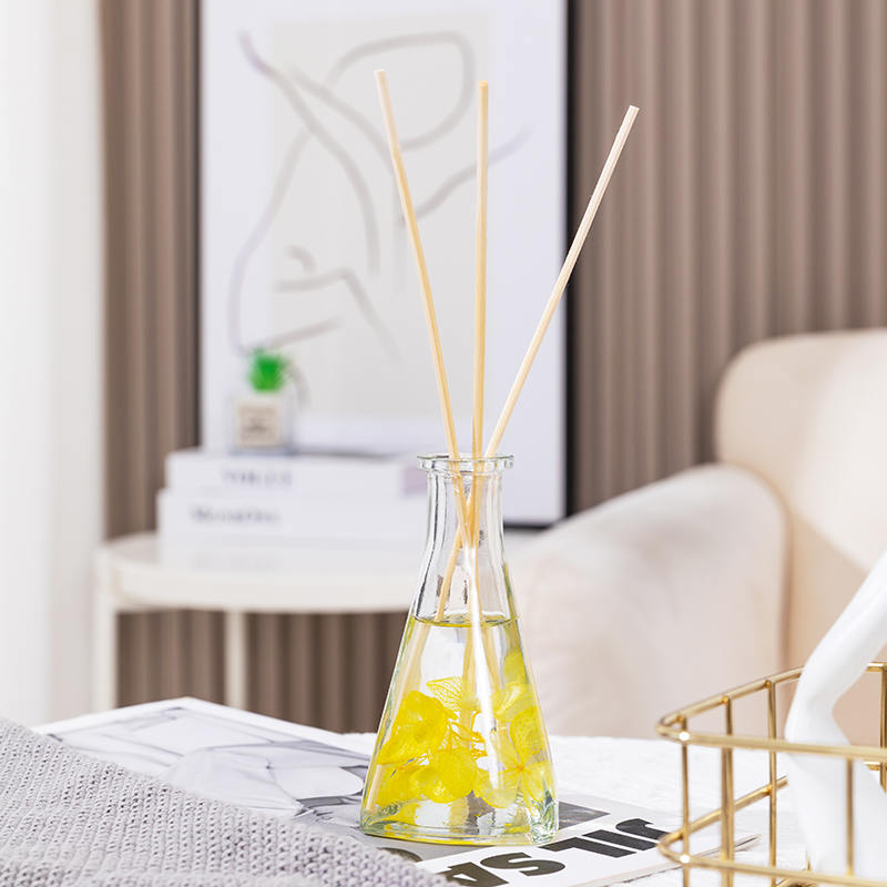 Buidéal triantánach bláthanna triomaithe fíniúna gan aon difuser giolcach cumhartheiripe faoi dhíon dóiteáin