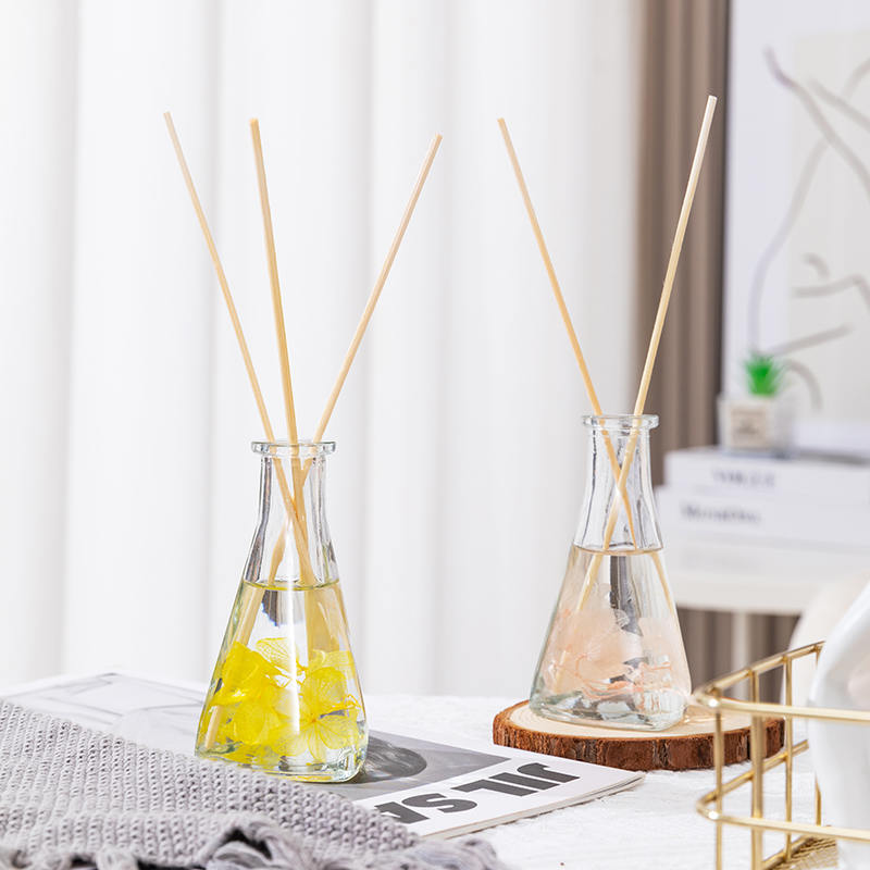 Buidéal triantánach bláthanna triomaithe fíniúna gan aon difuser giolcach cumhartheiripe faoi dhíon dóiteáin