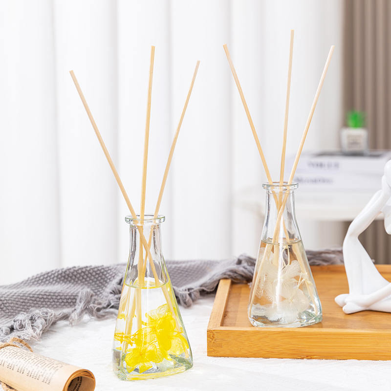 Buidéal triantánach bláthanna triomaithe fíniúna gan aon difuser giolcach cumhartheiripe faoi dhíon dóiteáin