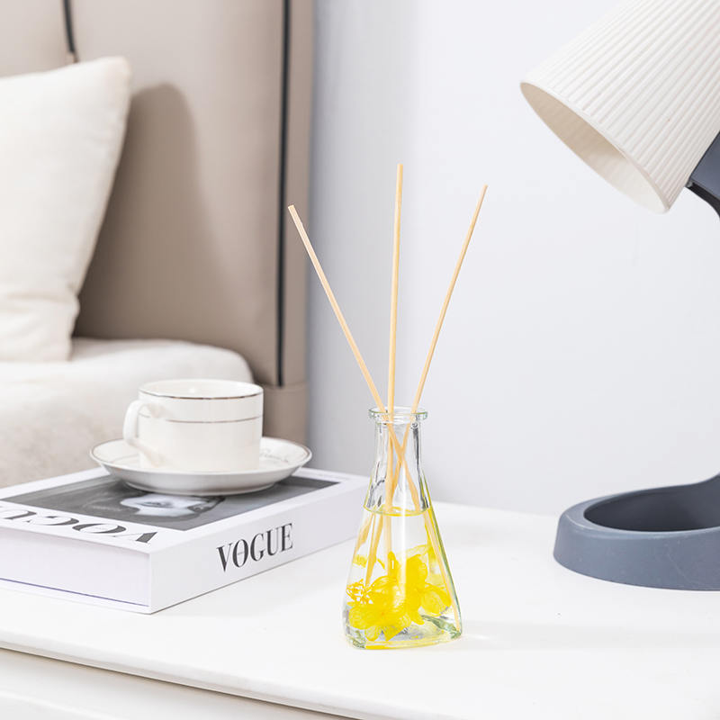 Buidéal triantánach bláthanna triomaithe fíniúna gan aon difuser giolcach cumhartheiripe faoi dhíon dóiteáin