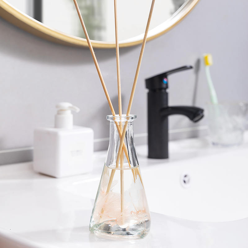 Buidéal triantánach bláthanna triomaithe fíniúna gan aon difuser giolcach cumhartheiripe faoi dhíon dóiteáin