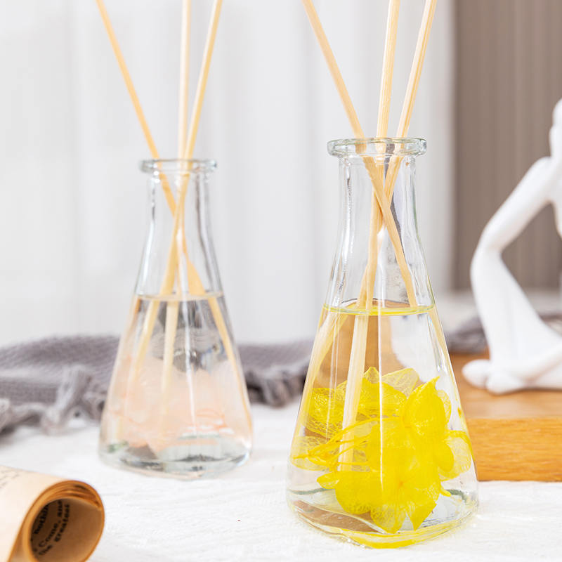 Buidéal triantánach bláthanna triomaithe fíniúna gan aon difuser giolcach cumhartheiripe faoi dhíon dóiteáin