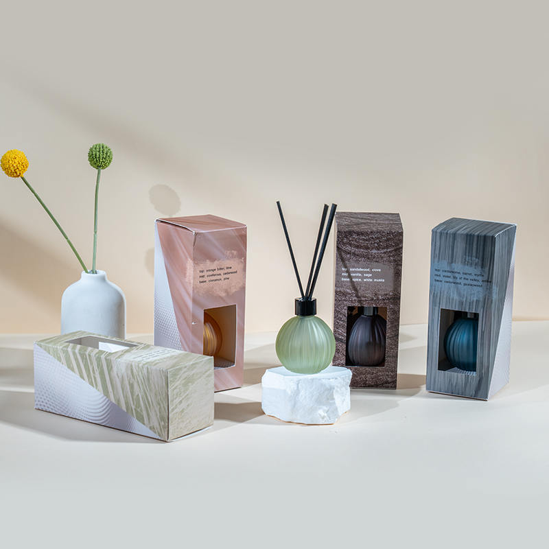 Bolgán gloine beag le stripes ingearacha ag galú buidéal giolcach idirleata-déantóir boladh baile giolcach