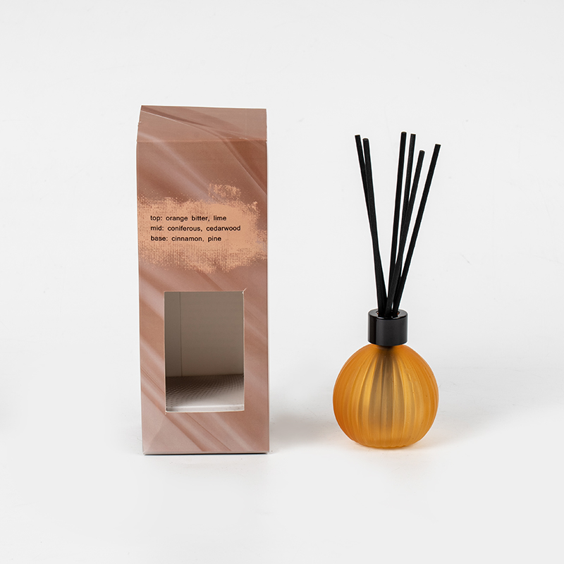 Bolgán gloine beag le stripes ingearacha ag galú buidéal giolcach idirleata-déantóir boladh baile giolcach