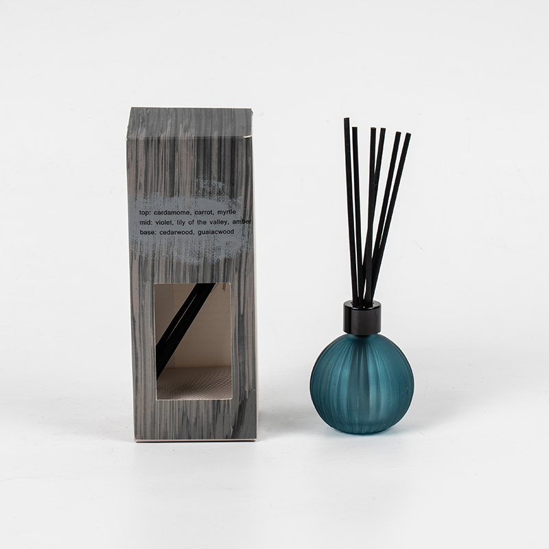 Bolgán gloine beag le stripes ingearacha ag galú buidéal giolcach idirleata-déantóir boladh baile giolcach